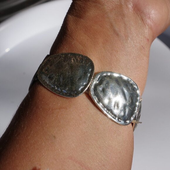 Women`s silver tone stretch bracelet - Picture 3 of 3